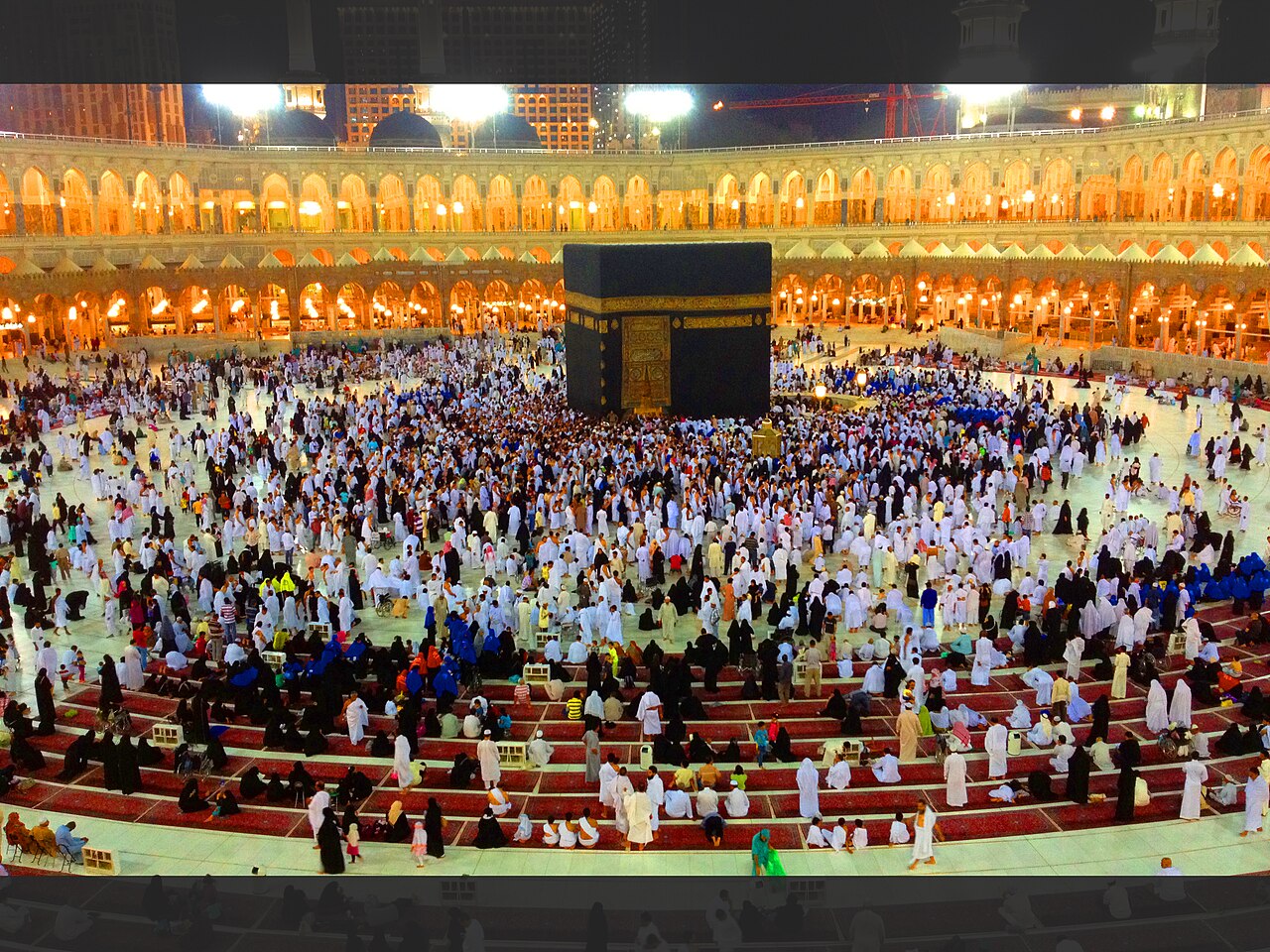 Foule dense de pèlerins pendant le Hajj